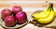Banany i jabłka. Mało kto potrafi wskazać, które owoce są zdrowsze