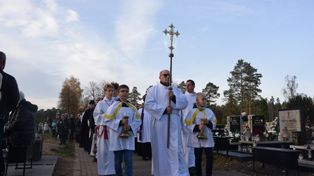 Lębork: Wszystkich Świętych. Tłumy wiernych w procesji żałobnej