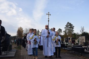 Lębork: Wszystkich Świętych. Tłumy wiernych w procesji żałobnej