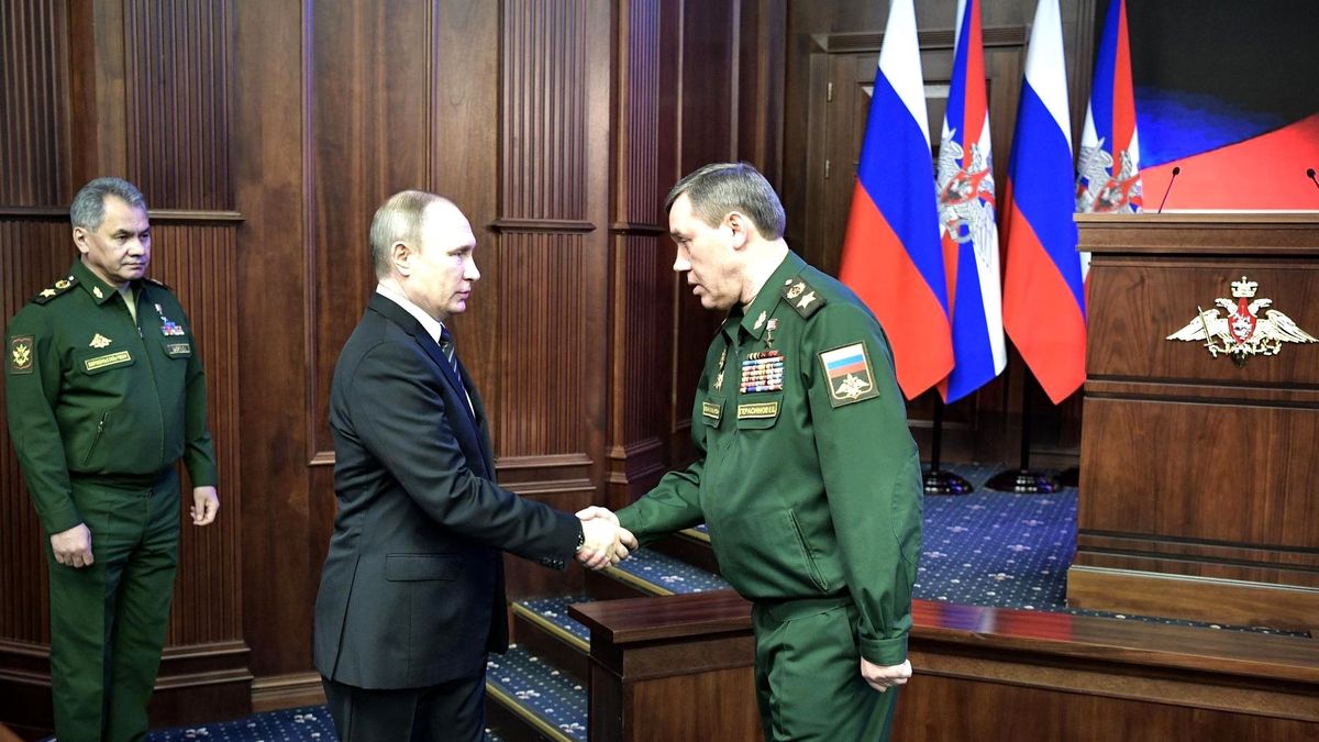 Minister obrony Siergiej Szojgu, Władimir Putin i szef Sztabu Generalnego Sił Zbrojnych Federacji Rosyjskiej Walerij Gierasimow. Zdjęcie archiwalne 