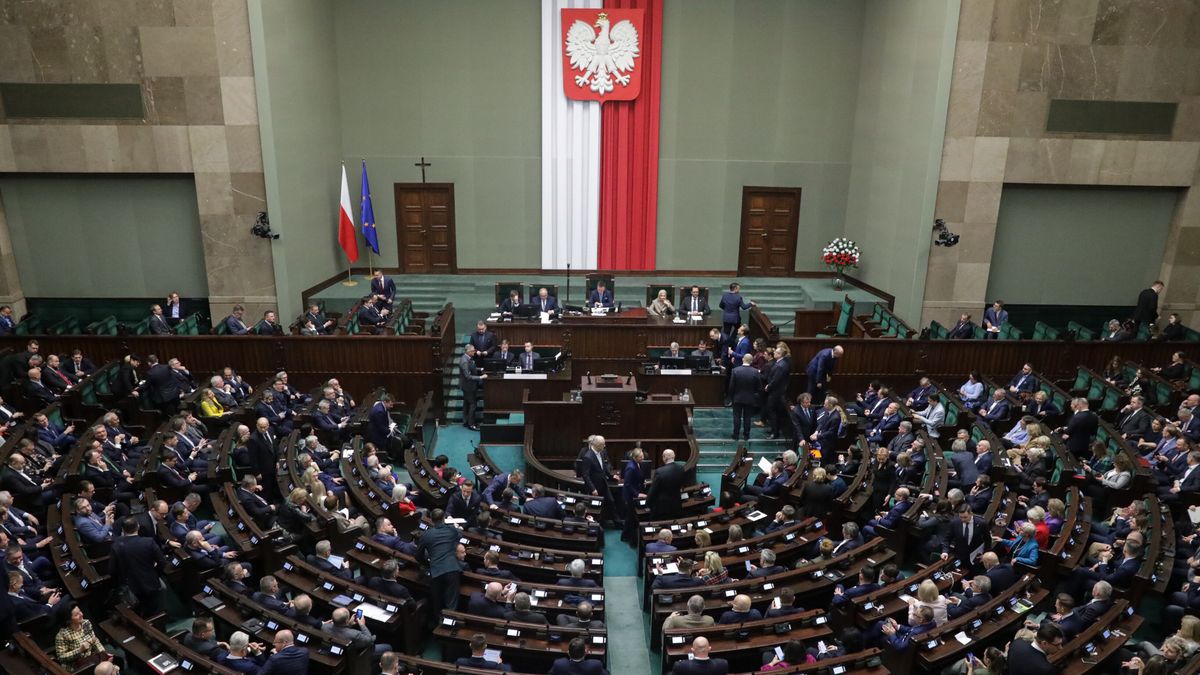 Warszawa, 18.12.2024. Posłowie na sali obrad Sejmu w Warszawie, 18 bm. Sejm zajmie się raportem końcowym komisji śledczej ds. "afery wizowej". Posłowie będą też pracować nad projektem dotyczącym przestępstw z nienawiści oraz projektem, który zakłada przedłużenie stosowania tzw. mechanizmu odwrotnego obciążenia VAT. (ad) PAP/Tomasz Gzell