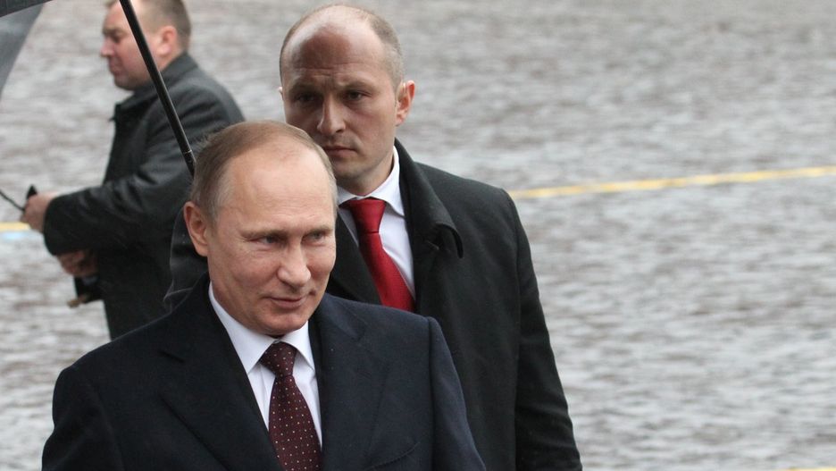 Kolejny ochroniarz Putina robi błyskotliwą karierę. Zostanie ministrem. Na zdjęciu: Putin i Aleksander Kurenkow 