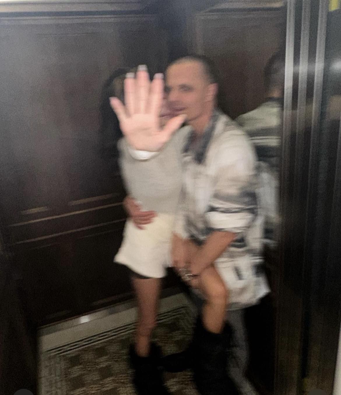 Internautka kpi z sensualnej sesji Marcina Hakiela i jego ukochanej w windzie