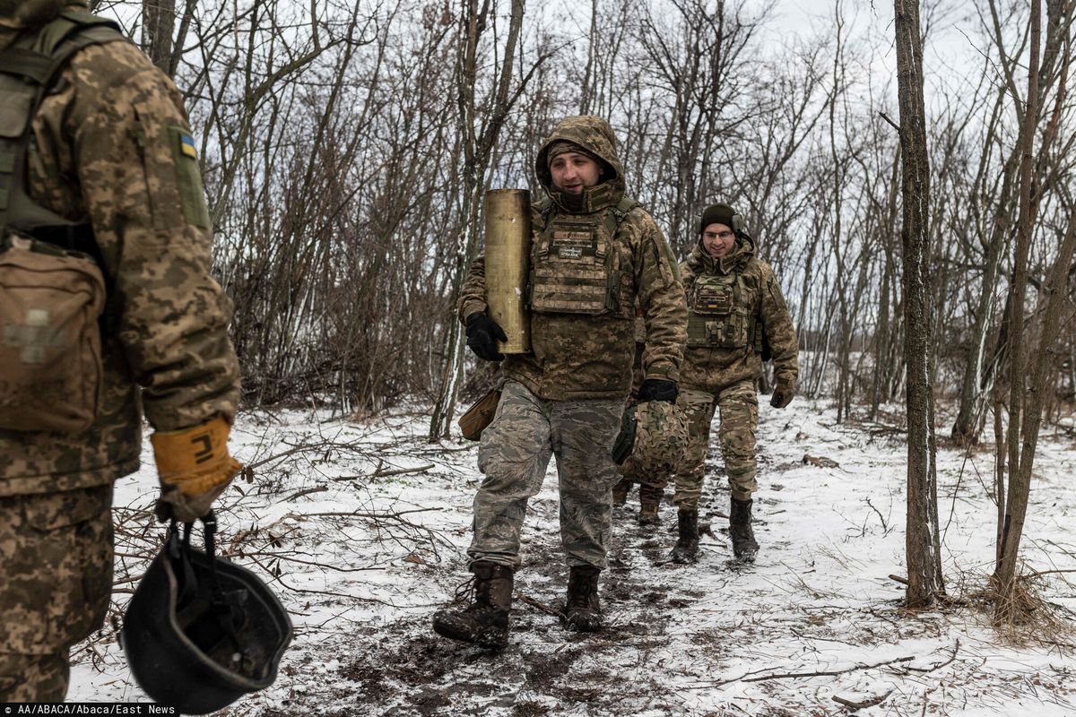 Ukraińscy żołnierze 57. Brygady idą na stanowisko bojowe