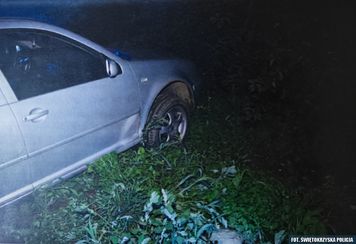 Pijany kierowca volkswagena uderzył w hondę, a potem wylądował w rowie. Miał blisko 2 promile