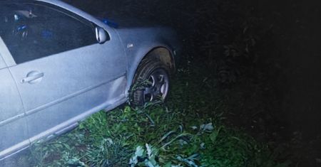 Pijany kierowca volkswagena uderzył w hondę, a potem wylądował w rowie. Miał blisko 2 promile