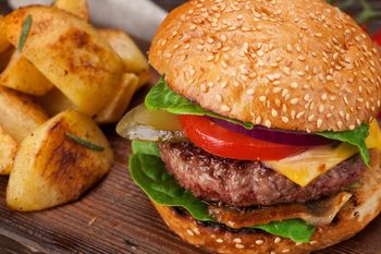 Zapomnij o fast foodach. Ten domowy burger z wołowiną to prawdziwy sztos