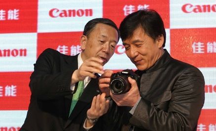 Jackie Chan twarzą Canona 550D