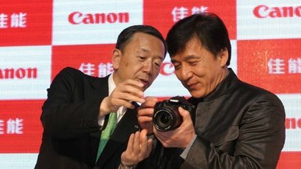 Jackie Chan twarzą Canona 550D 1