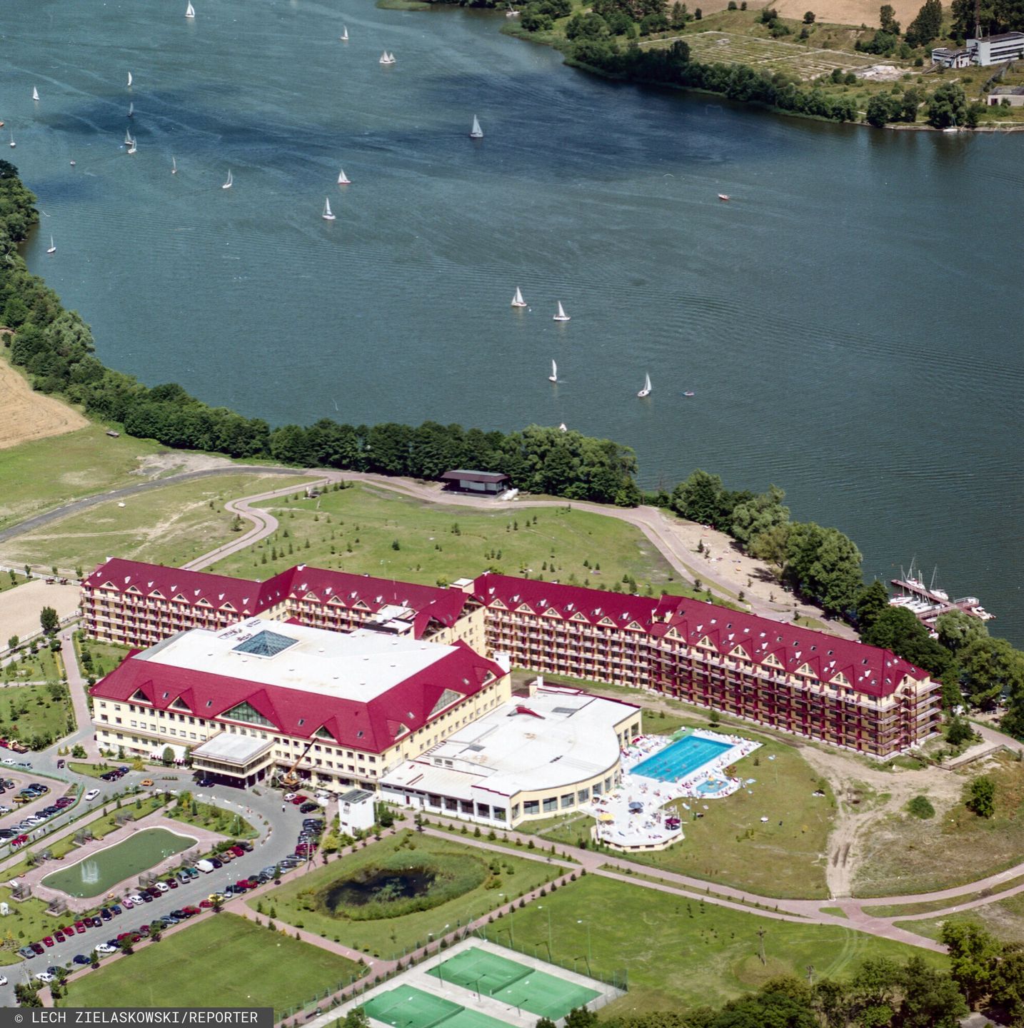 Na zdjęciu widok na Hotel Gołębiewski w Mikołajkach z lotu ptaka