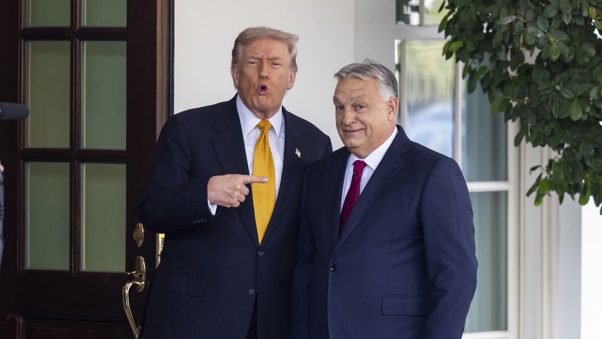 epaselect epa12510905 US President Donald Trump (L) welcomes Hungary?s Prime Minister Viktor Orban (R) to the White House in Washington DC, USA, 07 November 2025. The two are expected to discuss trade, as well as US Sanctions on Russian energy companies. EPA/JIM LO SCALZO Dostawca: PAP/EPA.