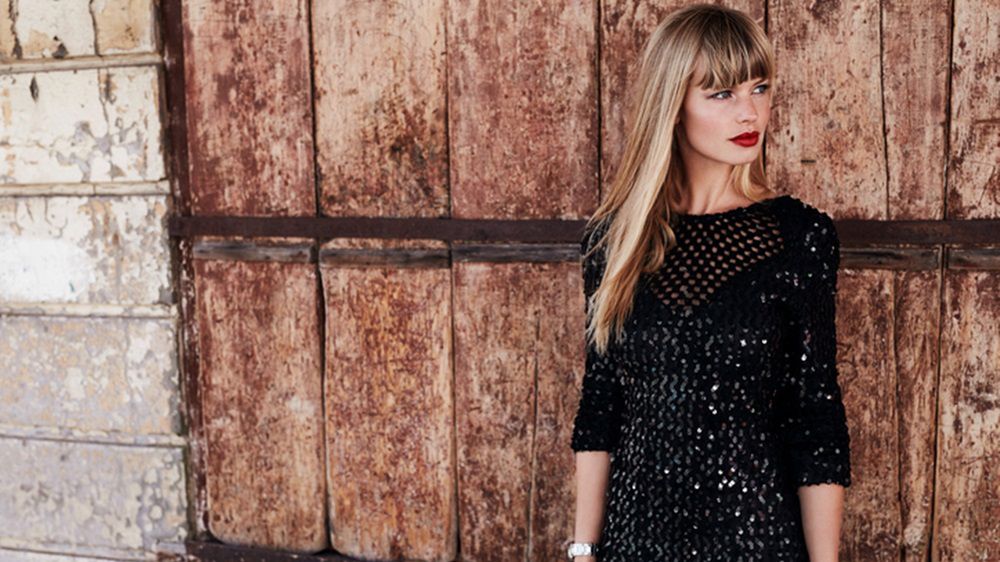 Sukienka z czarnymi cekinami świetnie będzie się prezentowała w połączeniu z klasycznymi dodatkami (np. srebrną bransoletką)