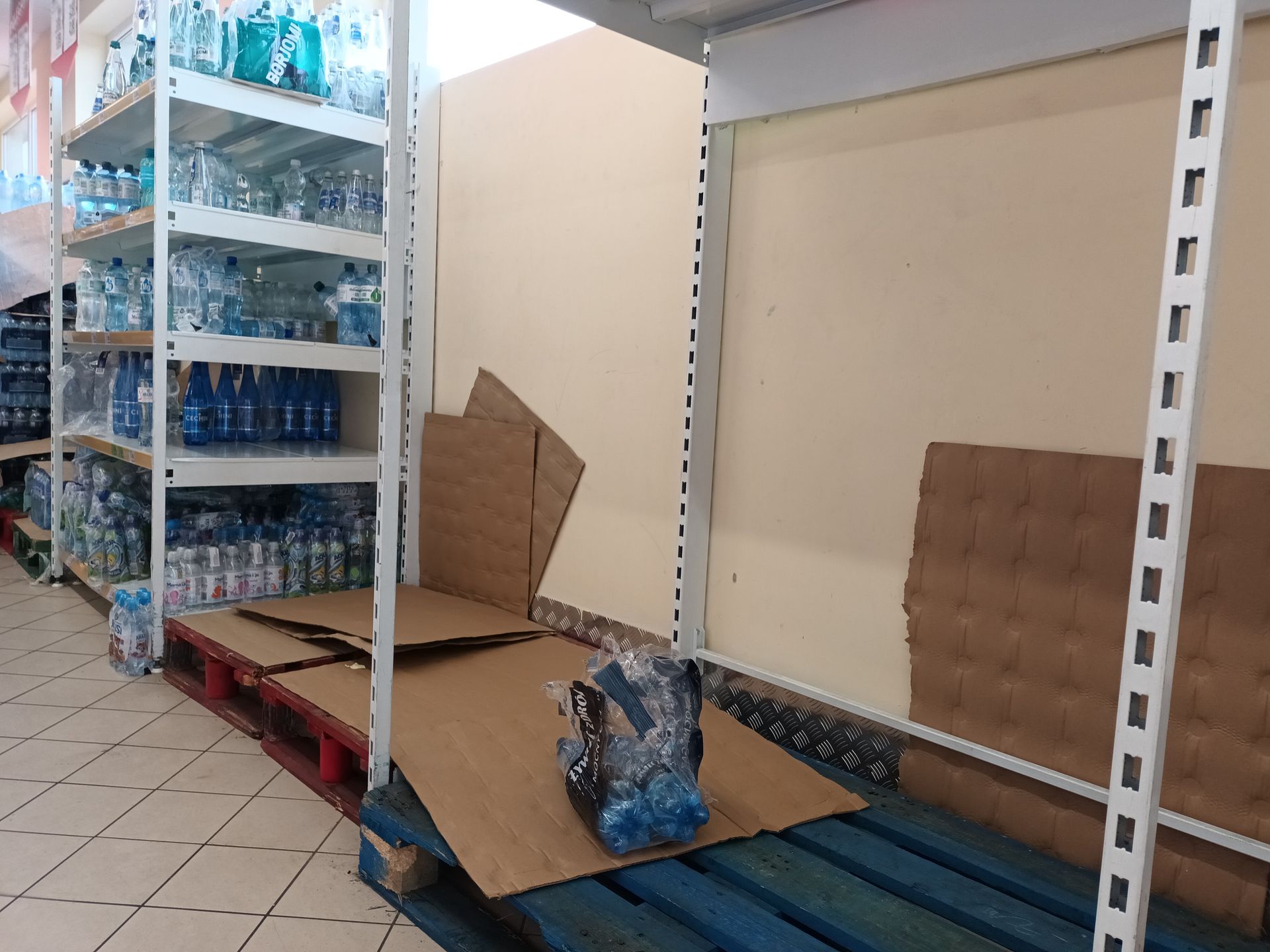 W sklepie Dino przy ul. Poświęckiej we Wrocławiu zabrakło wody