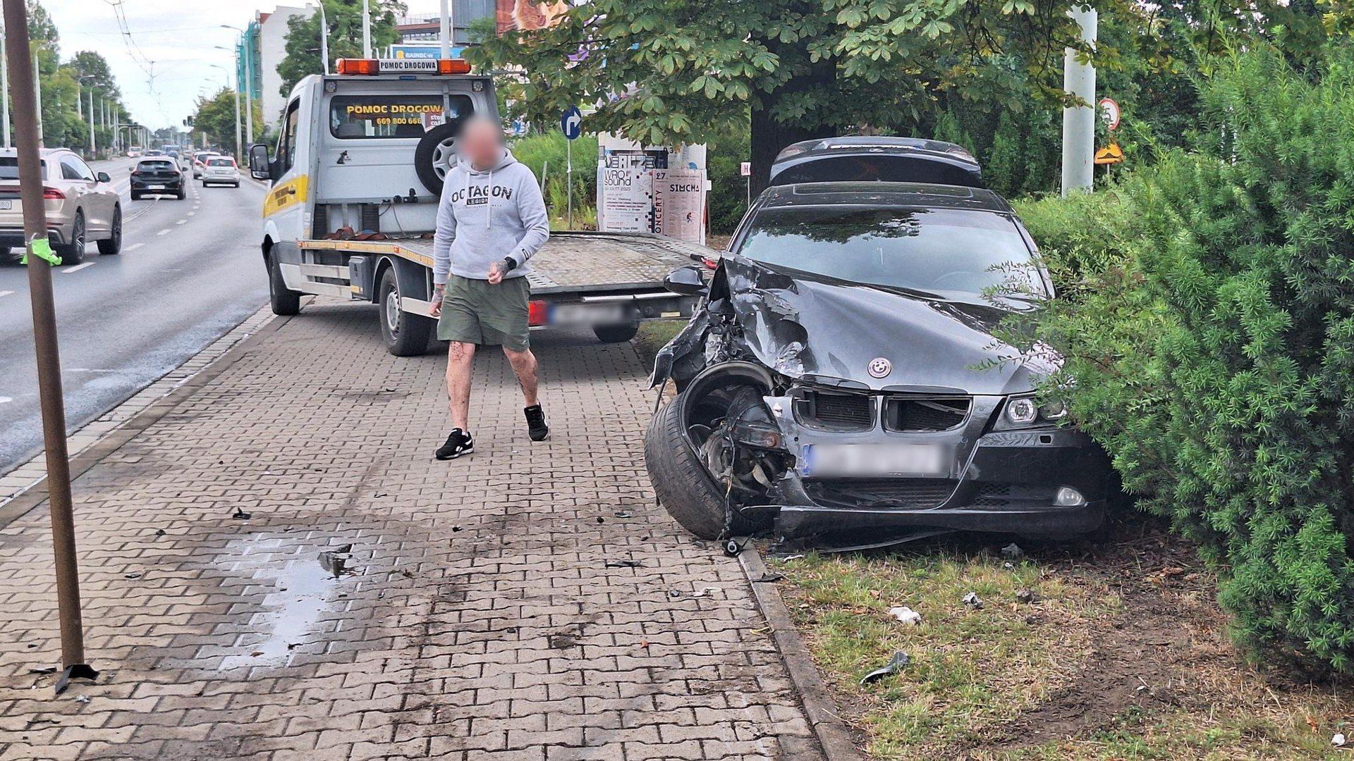Groźnie wyglądający wypadek na Krakowskiej. BMW roztrzaskało się na słupie.