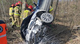 Mława: Poważny wypadek. Kierowca i pasażer ciężko ranni