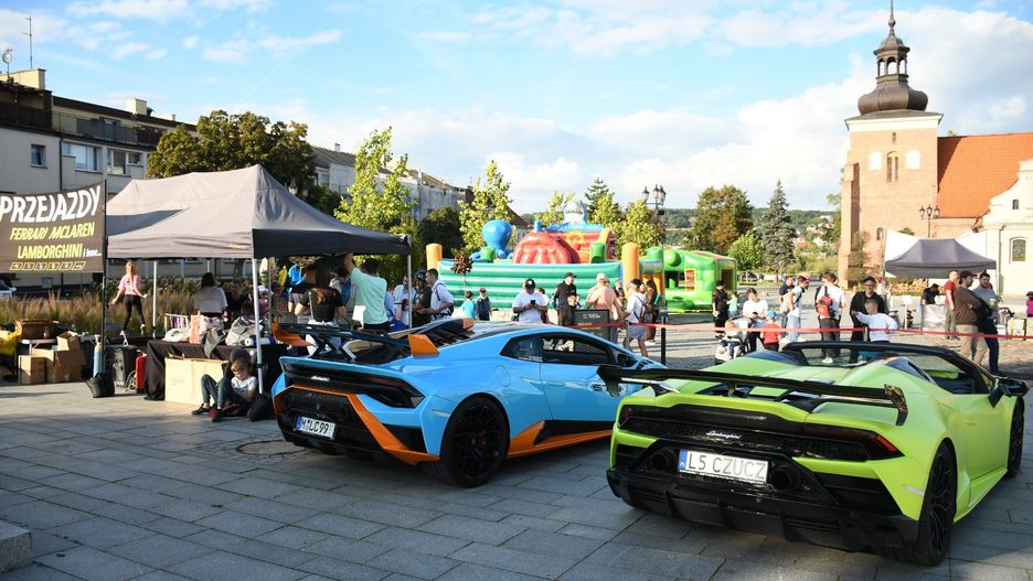 Charytatywne przejazdy Lamborghini, Ferrari, McLaren na Starym Rynku we Włocławku.