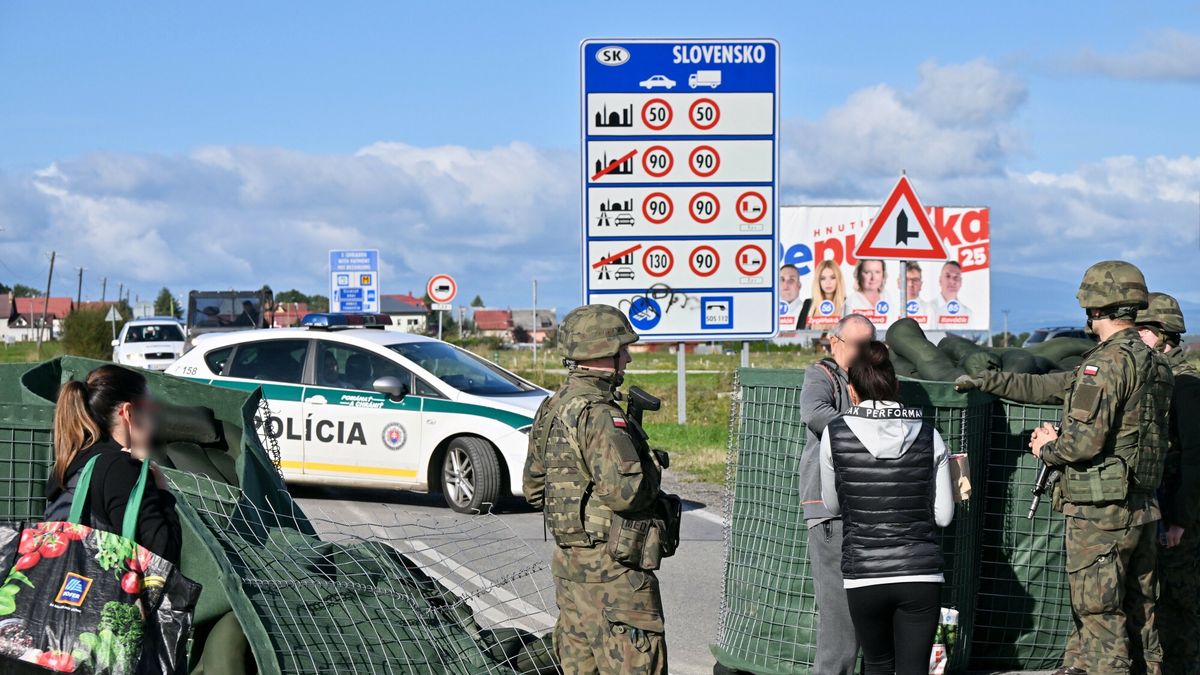 Kontrole na przej?ciach granicznych ze S?owacj?
Fot. Pawel Murzyn/East News, Chocholow (woj. malopolskie) 04.10.2023. Tymczasowo przywrocono punkty kontrolne na granicy ze Slowacja, na kierunku wjazdowym do Polski. Celem wprowadzonej kontroli granicznej jest przeciwdzla?anie nielegalnej migracji ze szlaku balkanskiego. Przy wjezdzie do Polski sluzby sprawdzaja dowod lub paszport. N/z przejscie graniczne Chocholow - Sucha Hora.
Pawel Murzyn