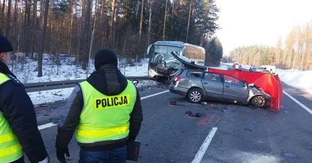 Autobus z dziećmi zderzył się z czterema autami. Trzy osoby zginęły na miejscu