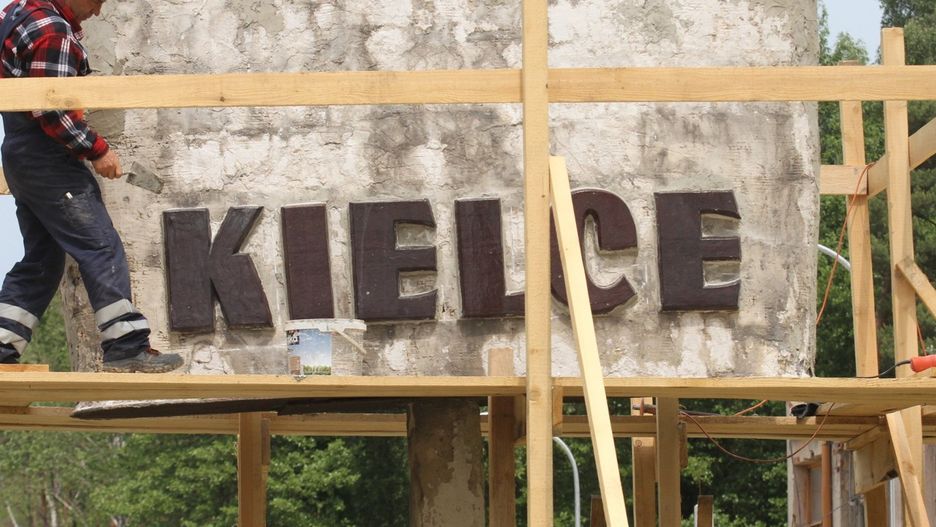 Odnawiany witacz przy dawnej granicy miasta przy ulicy Sciegiennego w Kielcach