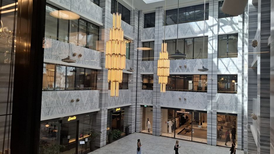 Renoma we Wrocławiu - ikona modernizmu w nowej odsłonie - nowoczesne biura Ace of Space, centrum handlowe i miejsce spotkań.