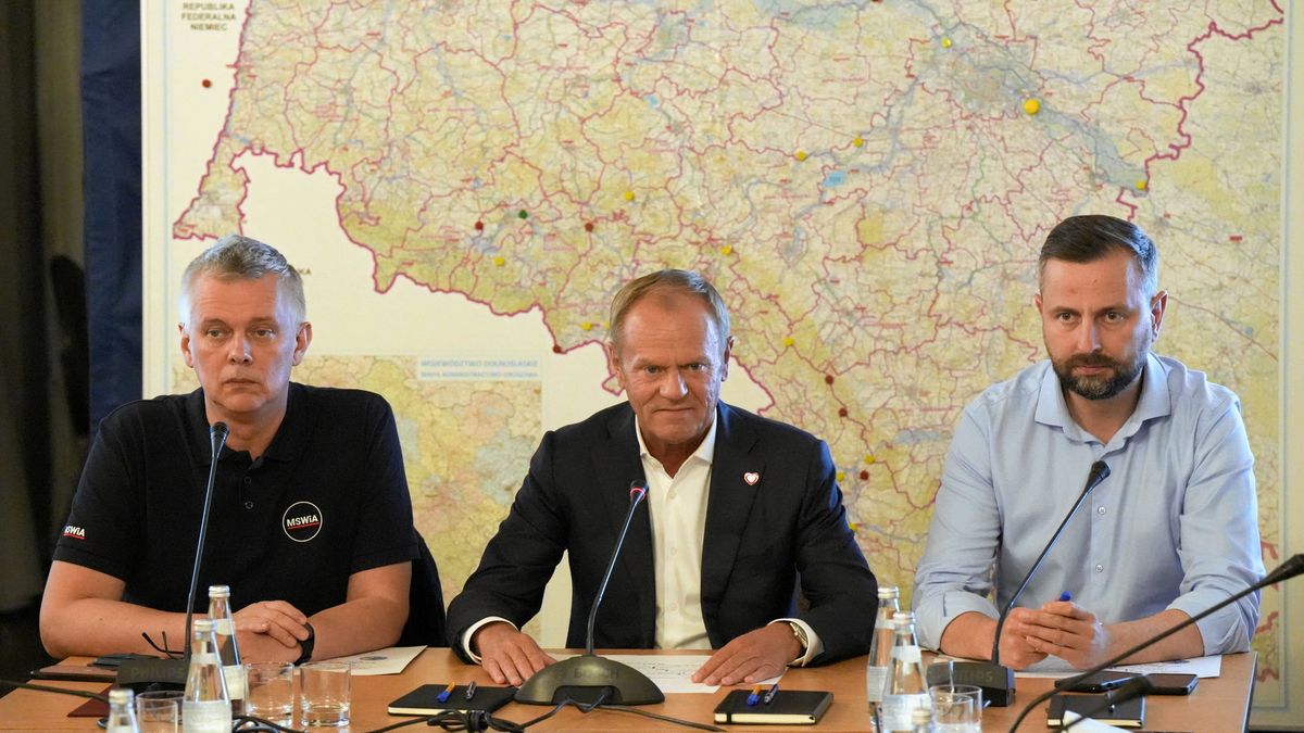 Sztab kryzysowy z udzialem Donalda Tuska
24.09.2024 Wroclaw , Dolnoslaski Urzad Wojewodzki . L Tomasz Siemoniak , Donald Tusk , Wladyslaw Kosiniak Kamysz . Premier Donald Tusk wzial udzial w sztabie kryzysowym we Wroclawiu . 
Fot . Tomasz Pietrzyk / Agencja Wyborcza.pl
Fot. Tomasz Pietrzyk / Agencja Wyborcza.pl
sztab kryzysowy, donald tusk, powodz