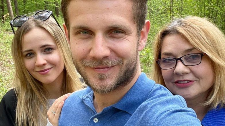 Antek Królikowski z mamą i partnerką