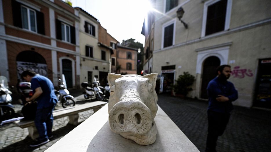 epaselect epa09294586 A view of the 'porchetta' sculpture in the Trastevere neighborhood, Rome, Italy, 22 June 2021. The 'porchetta' sculpture is a temporary art installation made on behalf of the RUFA Rome University of Fine Arts institute by Amedeo Longo.  EPA/Riccardo Antimiani Dostawca: PAP/EPA.