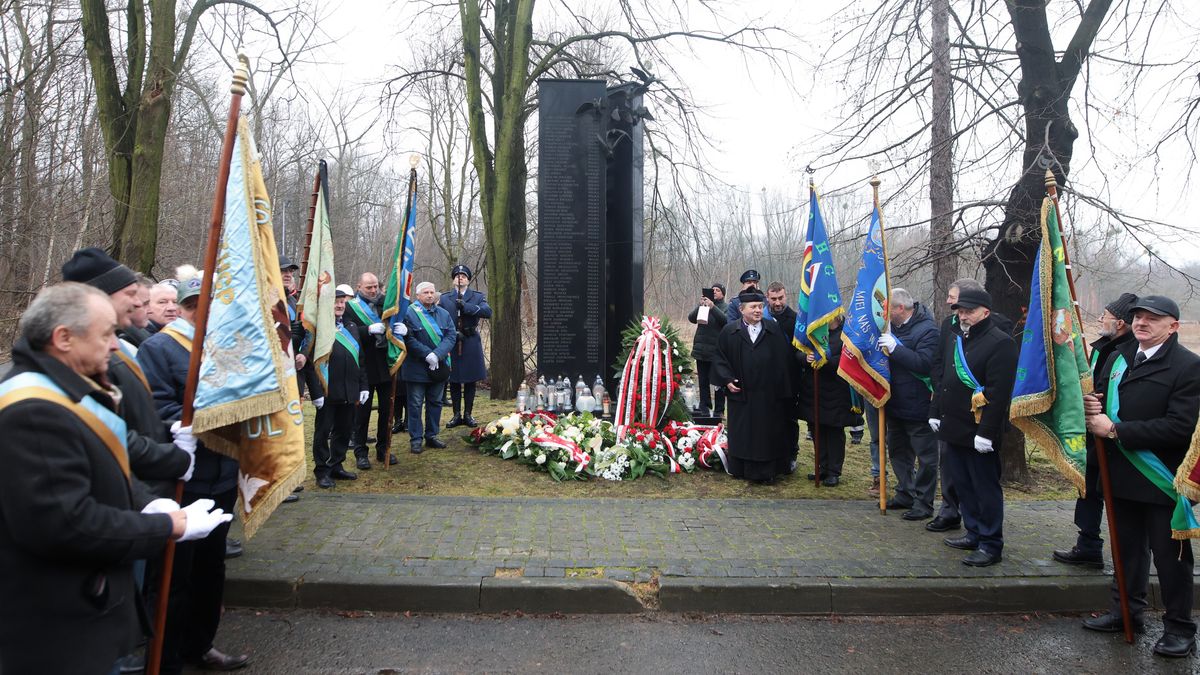 Katowice, 28.01.2024. Uroczystość upamiętniająca 18. rocznicę katastrofy hali Międzynarodowych Targów Katowickich, 28 bm. przed pomnikiem upamiętniającym zmarłych w katastrofie MTK w Katowicach. W 2006 roku, pod zawalonym dachem hali, gdzie odbywały się targi gołębi pocztowych, zginęło 65 osób. (sko) PAP/Michał Meissner