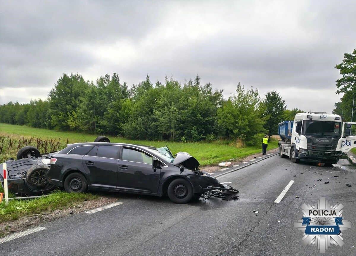 Groźny wypadek na DK9 pod Radomiem: Co się wydarzyło?