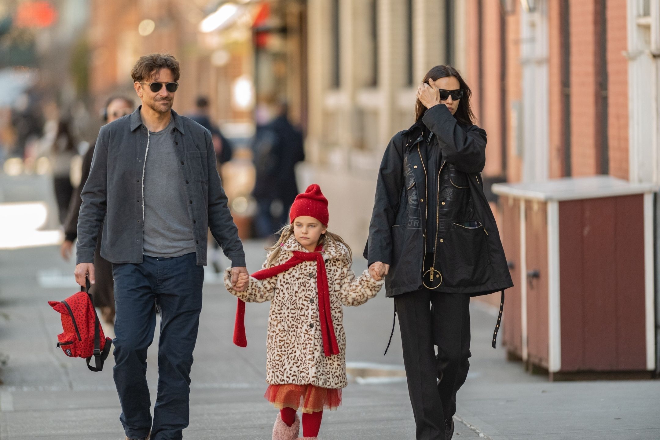 Irina Shayk i Bradley Cooper "przyłapani" na kolejnym rodzinnym spacerze