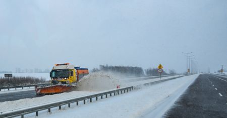 Przed nami śnieżny weekend. Zima może znów sparaliżować drogi
