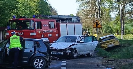 Wypadek na DK17 w Krasnem. Dwie osoby trafiły do szpitala