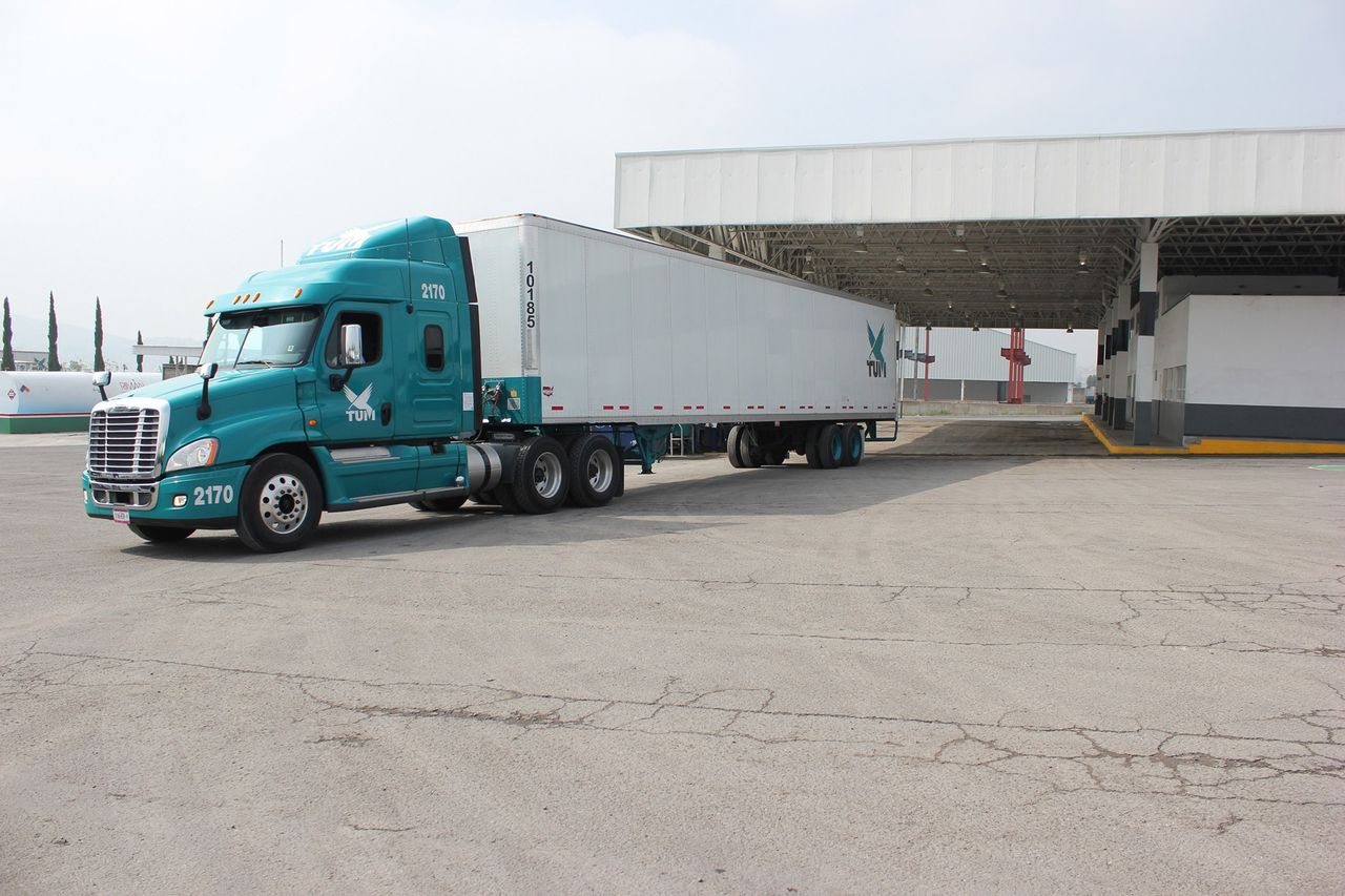 Autonomiczne ciężarówki w USA: trwają testy dostarczania przesyłek