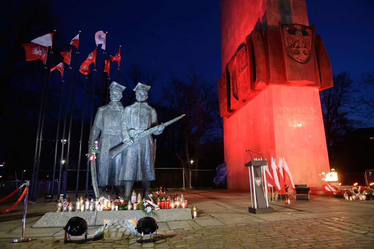 Uroczyste obchody 102. rocznicy wybuchu Powstania Wielkopolskiego przy pomniku Powstańców Wielkopolskich w Poznaniu 