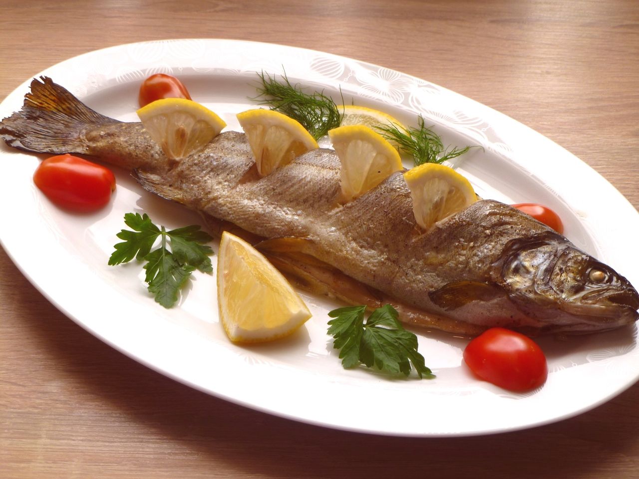 Pstrąg z piekarnika. Prosty przepis na przepyszną rybę