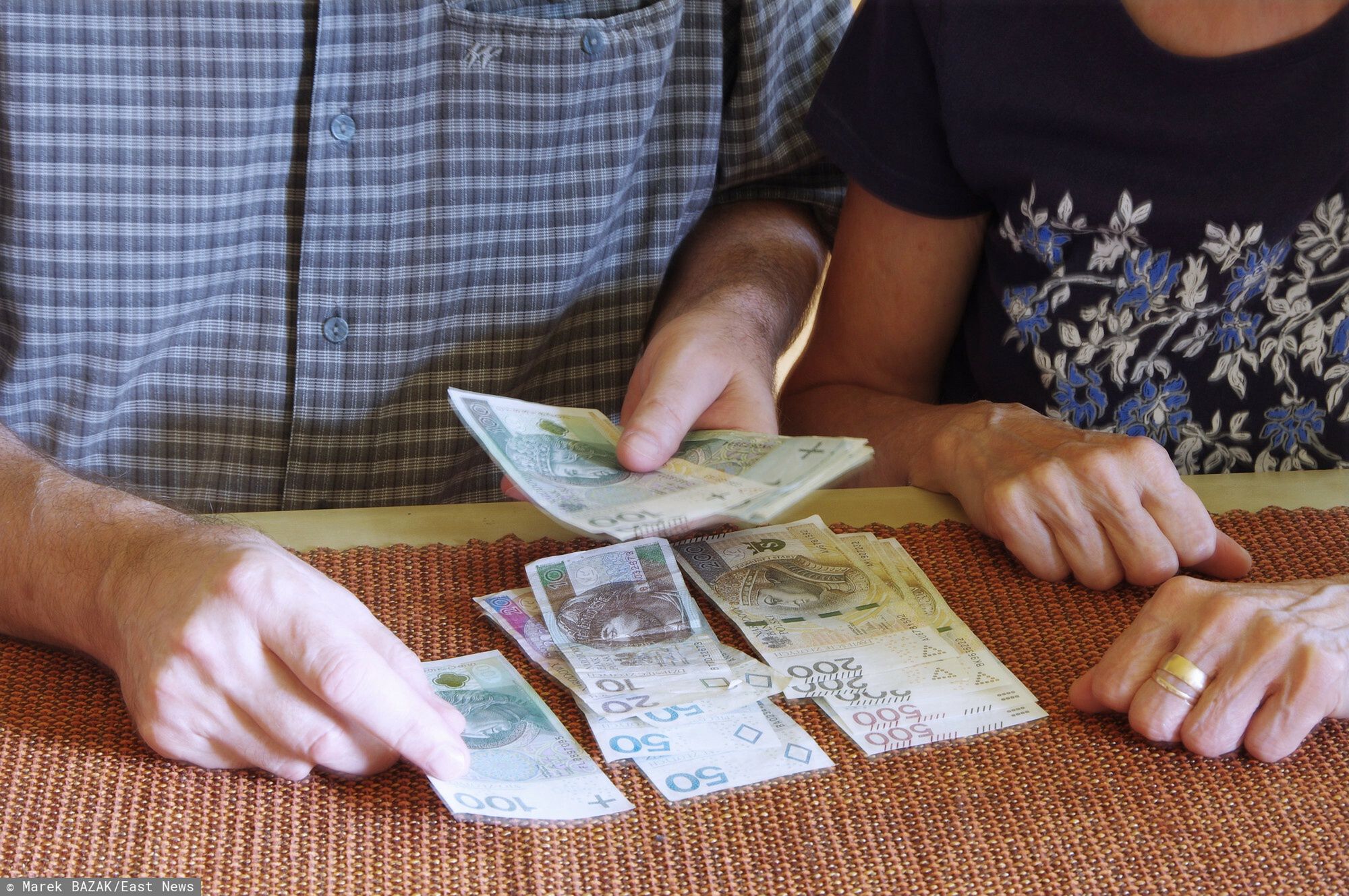 Stock Marek Bazak
Fot. Zofia i Marek Bazak/East News, 
N/z liczenie domowego budzetu - problemy finansowe w roku 2023.
ZOFIA BAZAK