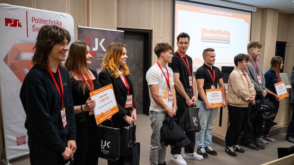 Pierwsza edycja Ideathonu Dialogu Społecznego. Laureaci pierwszego Ideathonu Dialogu Społecznego w Kielcach podczas gali finałowej - zespoły SparkUp!, Clankers i Urban BioImpact.