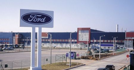 Ford zawiesza działalność w Rosji i przekazuje pieniądze na pomoc Ukrainie