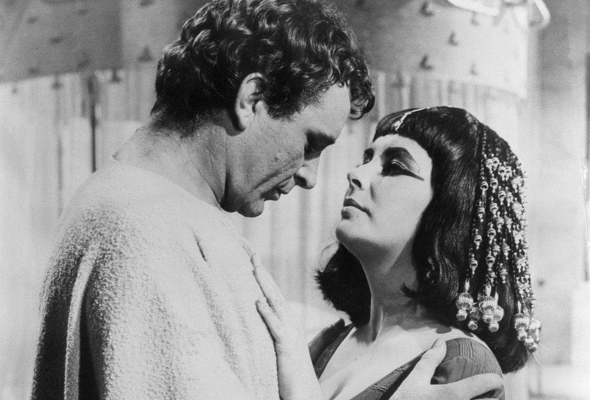 Richard Burton jako Cezar i Elizabeth Taylor grająca królową Egiptu w filmie "Kleopatra" z 1963 roku 