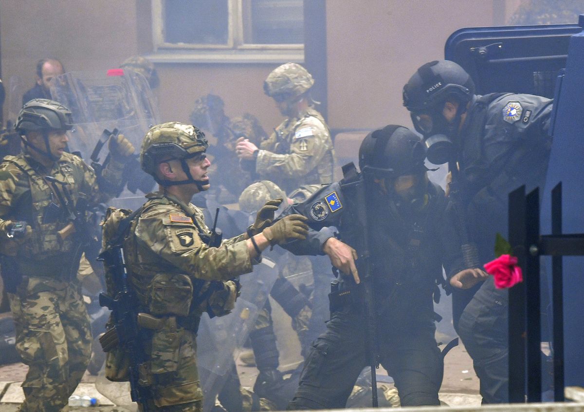 Kosowska policja wraz z żandarmerią KFOR (Międzynarodowa Misja Wojskowa w Kosowie) zabezpieczają dostęp do budynku miejskiego w Zvecan, gdy kosowscy Serbowie gromadzą się przed budynkiem