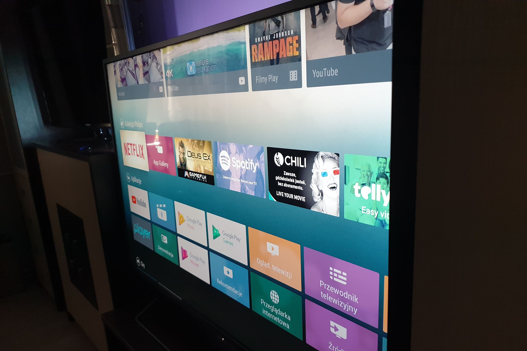 Philips 55PUS7303 – test dużego telewizora z efektownym Ambilight i Android TV 10