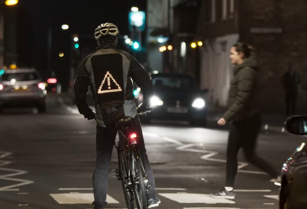 Ford Emoji Jacket - wygodnie i czytelnie wyraź swoje intencje kierowcom jako rowerzysta