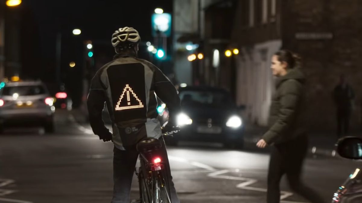 Ford Emoji Jacket - kurtka z ekranem na plecach to coś więcej niż tylko kierunkowskaz rowerzysty 1