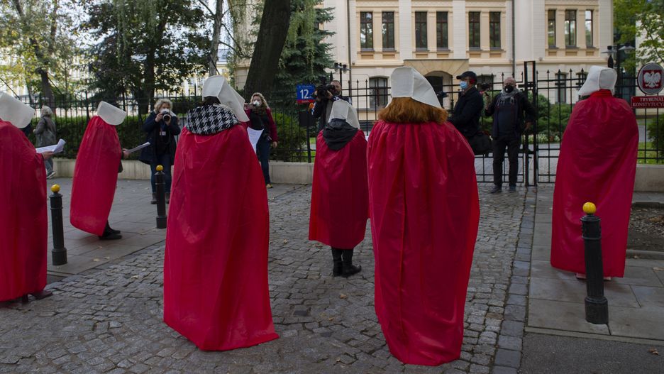 Protest przed Trybunałem Konstytucyjnym. Kobiety ubrane są w stroje z "Opowieści podręcznej" Margaret Atwood - dystopijnej historii o świecie, w którym kobiety pozbawiono wszelkich praw obywatelskich //fot. Aleksander Kalka