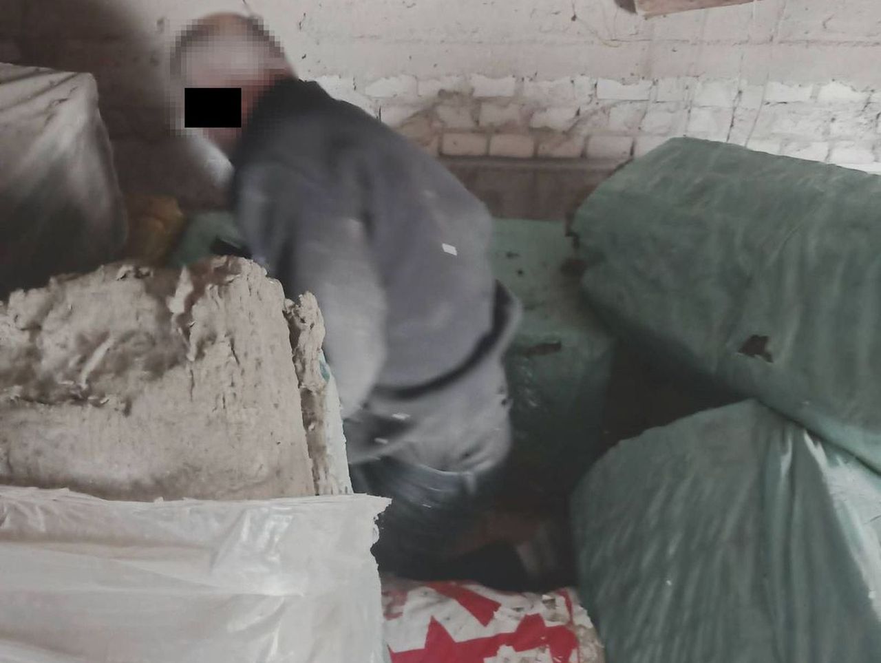 Łuków: Przed policjantami ukrył się pod stosem wełny mineralnej