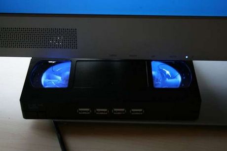 Odrobina nostalgii – hub USB w kształcie kasety VHS 2