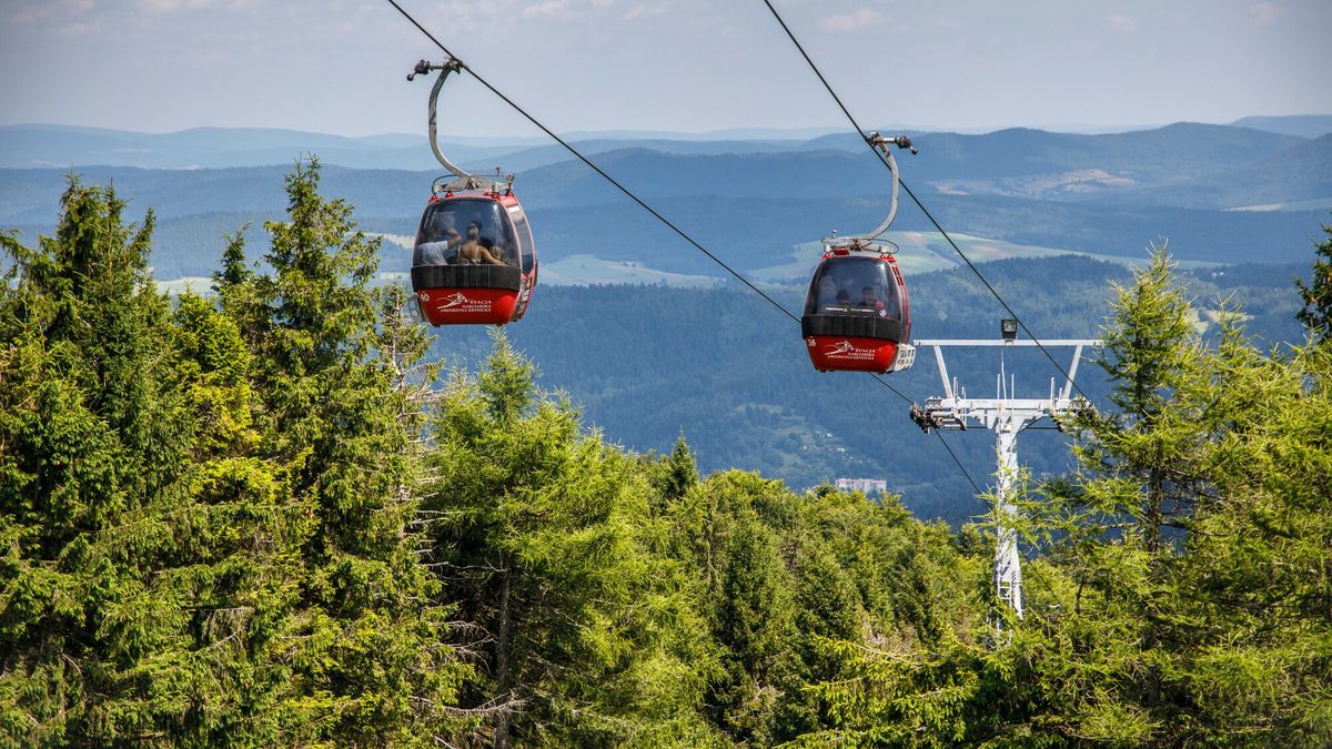 Uzdrowiska Ma?opolski - Krynica, Piwniczna, Muszyna
fot. Michal Wozniak/East News  28.07.2020  Krynica-Zdroj , woj. Malopolskie  n/z: Stacja narciarska Jaworzyna Krynicka. Kolej gongolowa.
MICHAL WOZNIAK