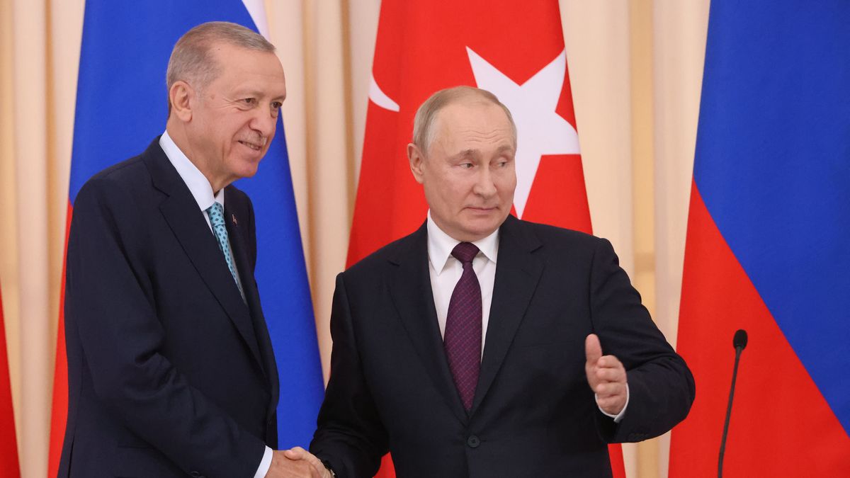 SOCHI, RUSSIA - SEPTEMBER 4: (RUSSIA OUT) Russian President Vladimir Putin (R) shakes hands with Turkish President Recep Tayyip Erdogan (L) during their joint press conference on September 4, 2023, in Sochi, Russia. Turkey's President Erdogan arrived to Russia to discuss the Black Sea grain deal, an agreement that helped get Ukraine's grain to market and thus ease a global food crisis. (Photo by Contributor/Getty Images)