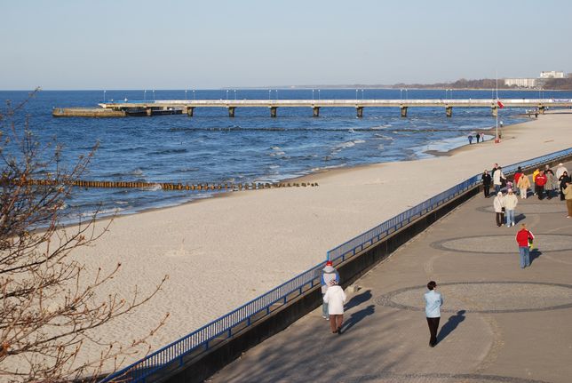 Widok na plażę, deptak i molo w Kołobrzegu