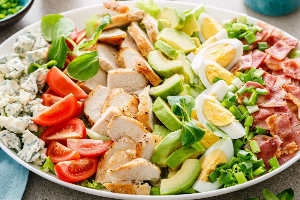 Sałatka Cobb to pełnowartościowy posiłek – zastąpi nawet obiad